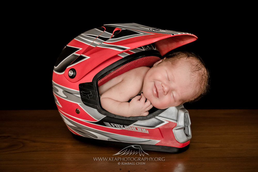 pemotretan bayi lucu dan antimainstream tidur di dalam helm ayahnya © 2016 brilio.net