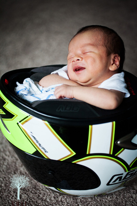 pemotretan bayi lucu dan antimainstream tidur di dalam helm ayahnya © 2016 brilio.net