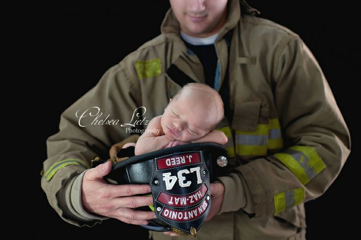 pemotretan bayi lucu dan antimainstream tidur di dalam helm ayahnya © 2016 brilio.net