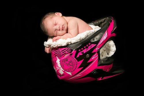 pemotretan bayi lucu dan antimainstream tidur di dalam helm ayahnya © 2016 brilio.net