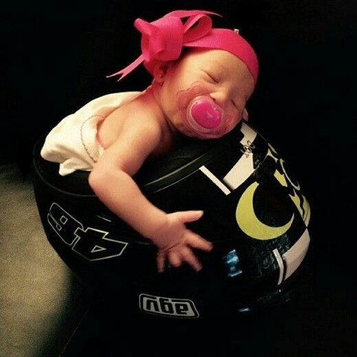 pemotretan bayi lucu dan antimainstream tidur di dalam helm ayahnya © 2016 brilio.net