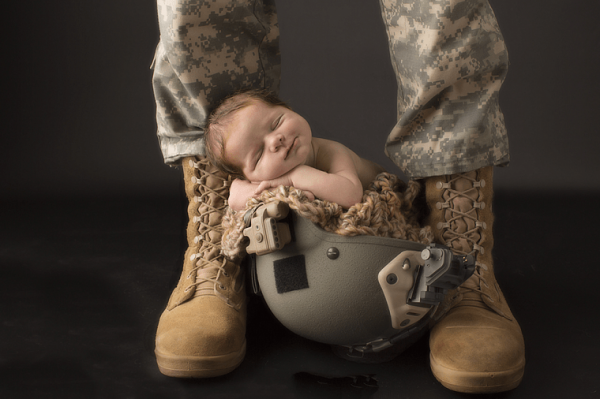 pemotretan bayi lucu dan antimainstream tidur di dalam helm ayahnya © 2016 brilio.net