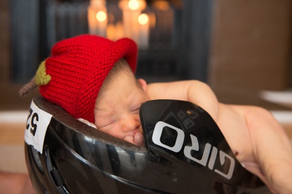 pemotretan bayi lucu dan antimainstream tidur di dalam helm ayahnya © 2016 brilio.net