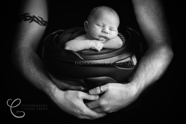 pemotretan bayi lucu dan antimainstream tidur di dalam helm ayahnya © 2016 brilio.net