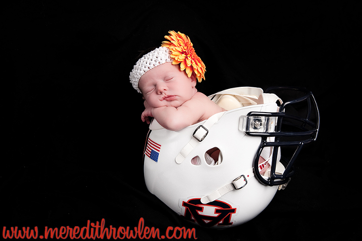 pemotretan bayi lucu dan antimainstream tidur di dalam helm ayahnya © 2016 brilio.net