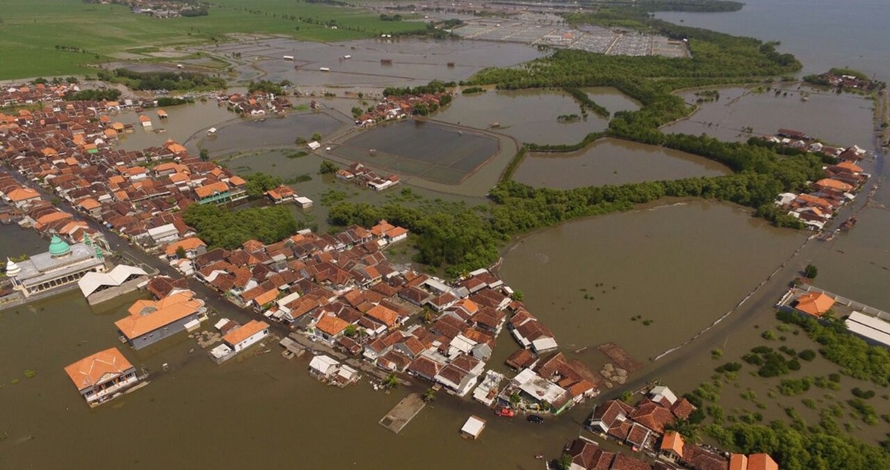 Banjir rob dan gelombang tinggi rusak ratusan bangunan di 24 wilayah di Jawa © 2016 brilio.net