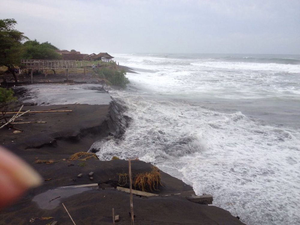 Gelombang tinggi hantam kawasan pantai di Jawa, ribuan jiwa mengungsi