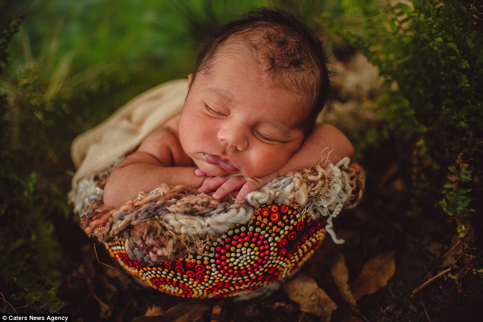10 Potret lucunya bayi Suku Aborigin, jadi pengen cubit-cubit gemes!