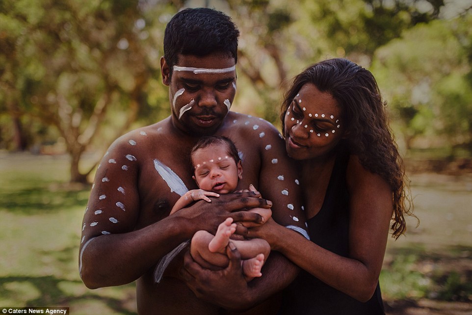 10 Potret lucunya bayi Suku Aborigin, jadi pengen cubit-cubit gemes!