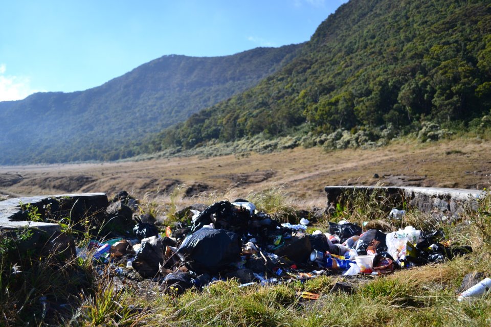10 Foto miris ketika keindahan gunung-gunung dirusak sampah, ealah!