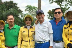 Foto caddy pegang 'barang' pemain golf ini bikin geger dunia maya