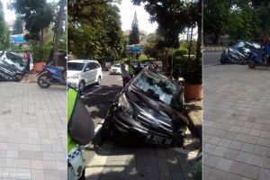 Mobil Terios ini terperosok ke selokan gara-gara kecoak, kok bisa ya?