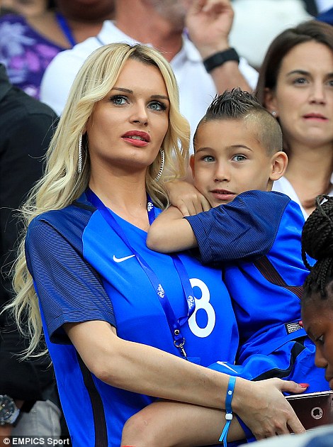 6 Wanita cantik ini setia dukung pemain Prancis di laga EURO 2016