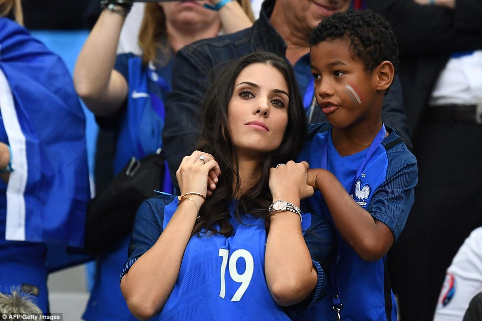 6 Wanita cantik ini setia dukung pemain Prancis di laga EURO 2016