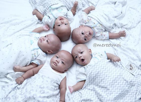 BAYI - 20 Potret bayi AIUEO, si kembar lima dari Cirebon © 2016 brilio.net
