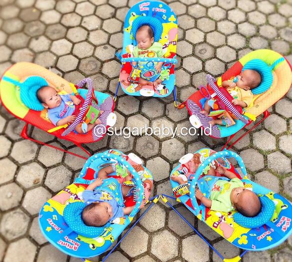 BAYI - 20 Potret bayi AIUEO, si kembar lima dari Cirebon © 2016 brilio.net