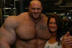 Bentuk badan 4 pria ini kekar banget, mirip Hulk ya!