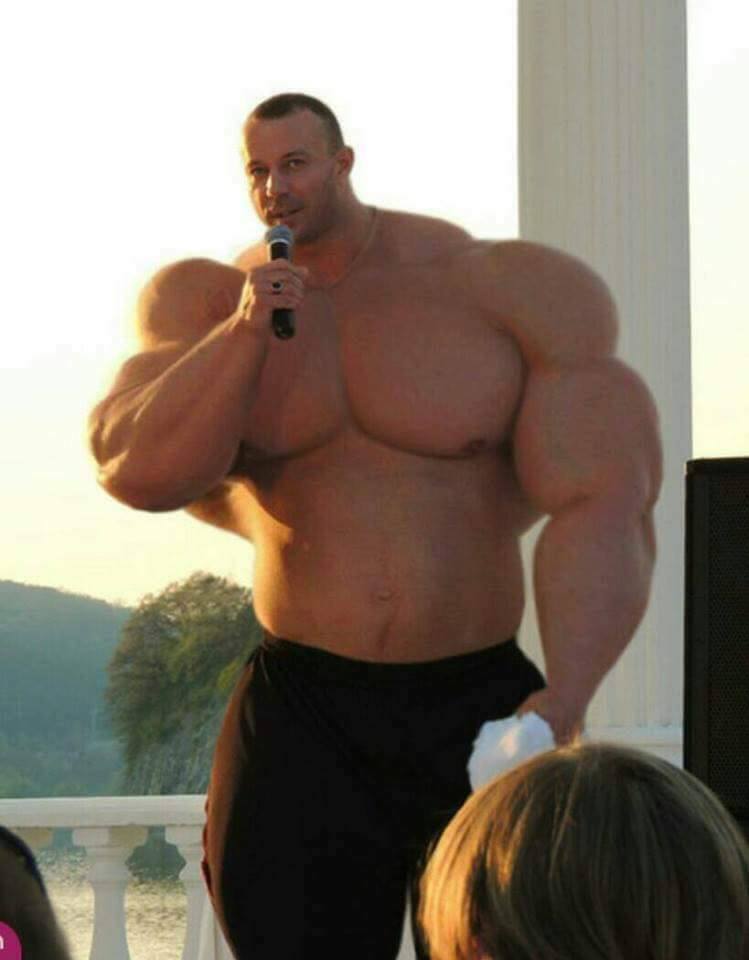 Bentuk badan 4 pria ini kekar banget, mirip Hulk ya!