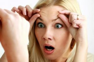 5 Akibat berbahaya tidur masih memakai makeup, apa saja ya?