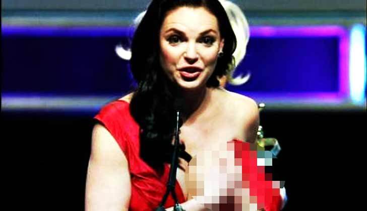 Seleb ini mengalami kejadian memalukan di atas panggung © 2016 brilio.net Seleb ini mengalami kejadian memalukan di atas panggung © 2016 brilio.net