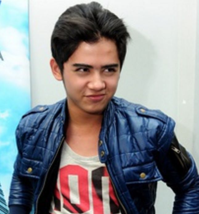 seleb belah tengah  © 2016 brilio.net