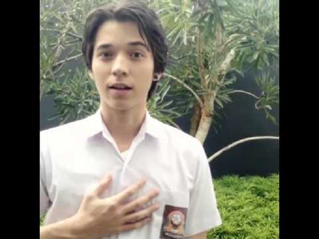 seleb belah tengah  © 2016 brilio.net