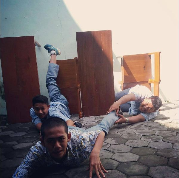 foto kocak bareng teman kelas 1-15 © 2016 brilio.net foto kocak bareng teman kelas 1-15 © 2016 brilio.net