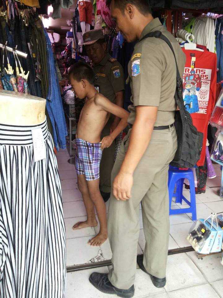 satpol pp selamatkan anak telantar © 2016 brilio.net