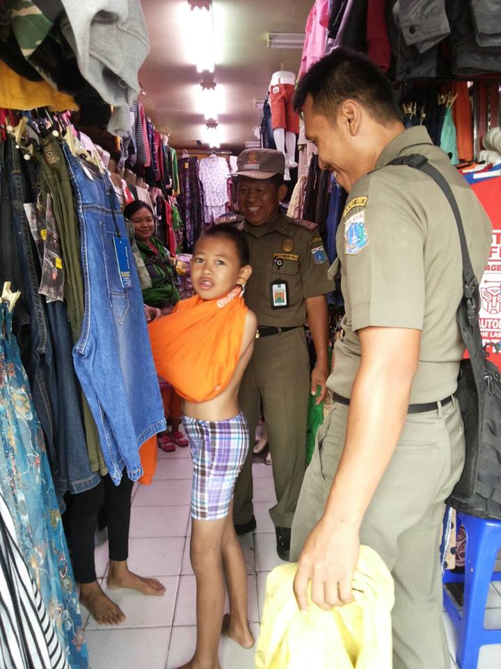 satpol pp selamatkan anak telantar © 2016 brilio.net