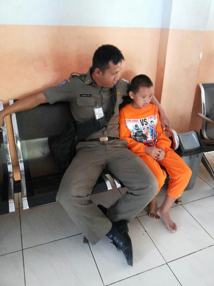 satpol pp selamatkan anak telantar © 2016 brilio.net
