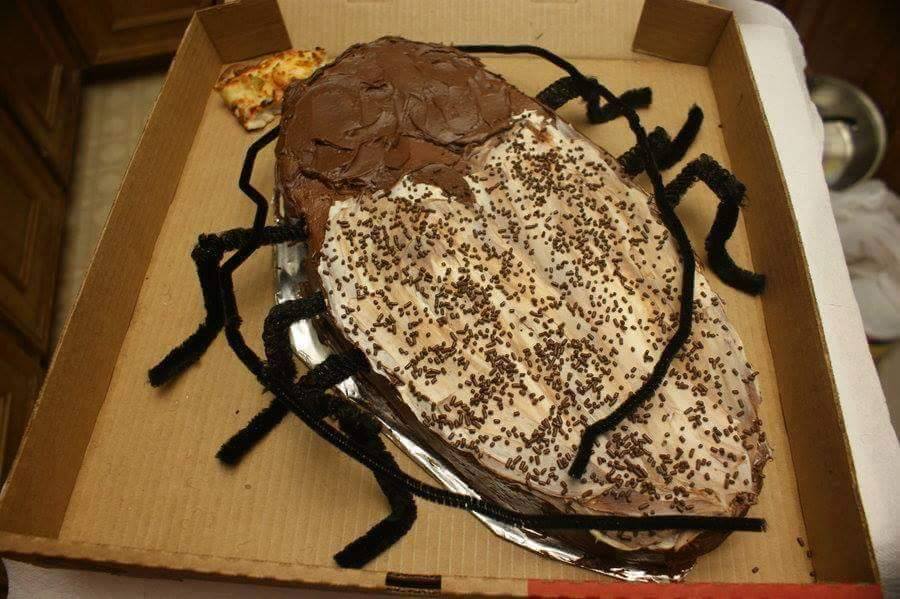 10 Kue ulang tahun berbentuk kecoak, keren atau jijik?