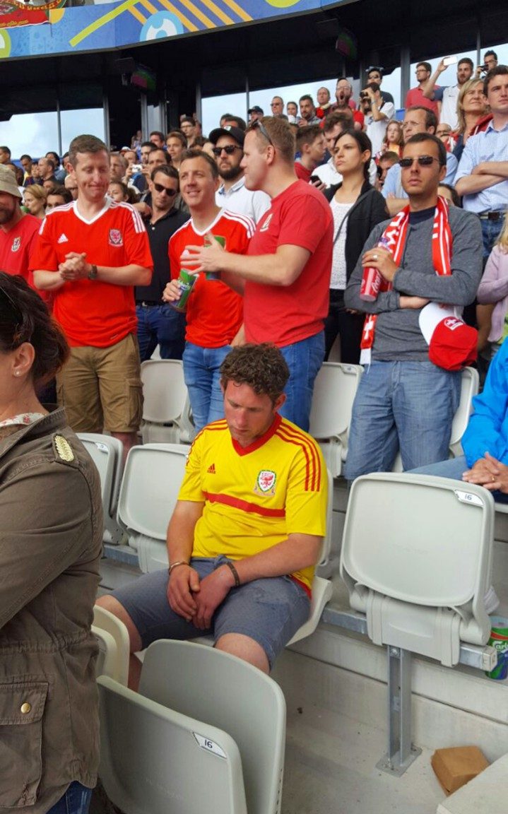 Foto fans Wales tidur di tengah riuhnya dukungan ini jadi viral