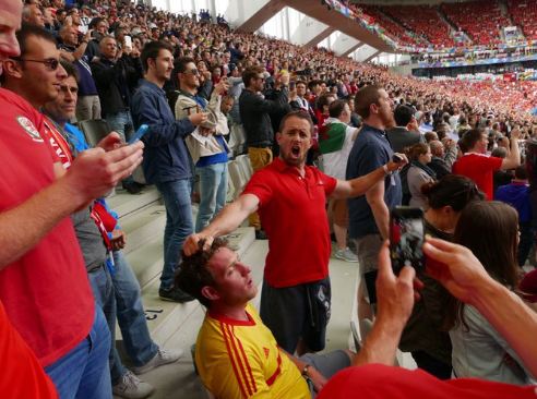 Foto fans Wales tidur di tengah riuhnya dukungan ini jadi viral