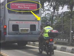 12 Kelakuan orang terobos jalur TransJakarta, sanksi tegas itu perlu!