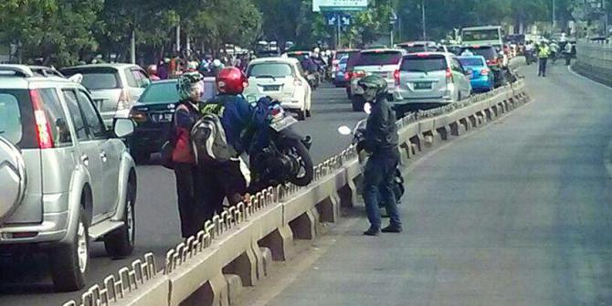 12 Kelakuan orang terobos jalur TransJakarta, sanksi tegas itu perlu!