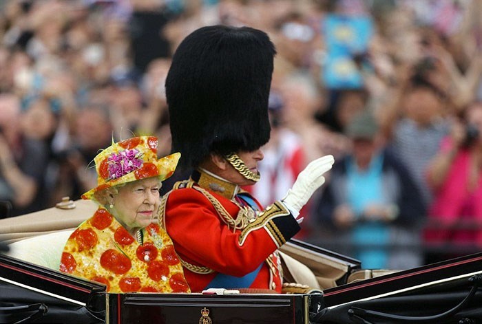 11 Editan foto kocak gaya busana Ratu Elizabeth di hari ulang tahunnya