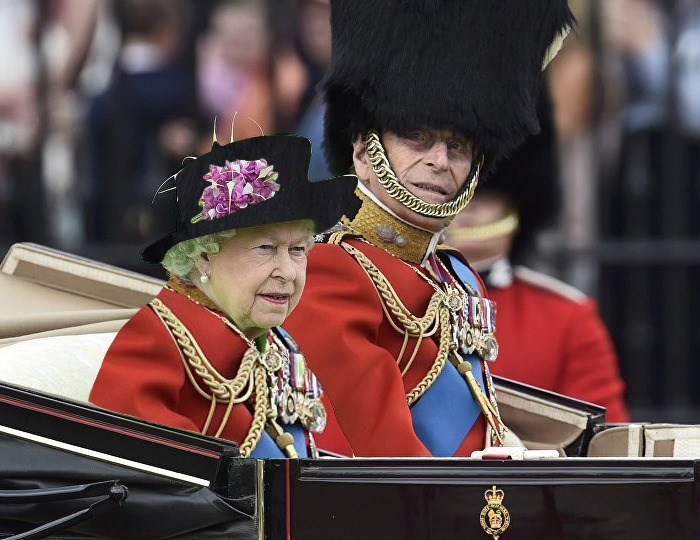 kostum ratu elizabeth © 2016 brilio.net