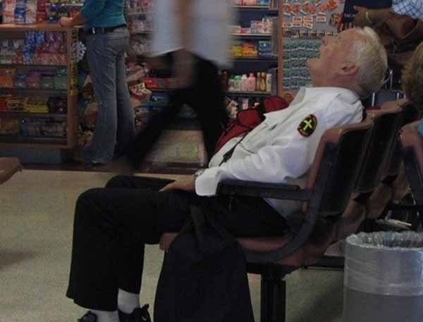 kelakuan petugas keamanan gagal paham © 2016 brilio.net