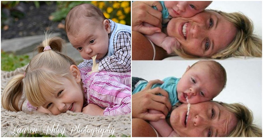 10 Foto keluarga ini kocak akibat bayinya tiba-tiba muntah