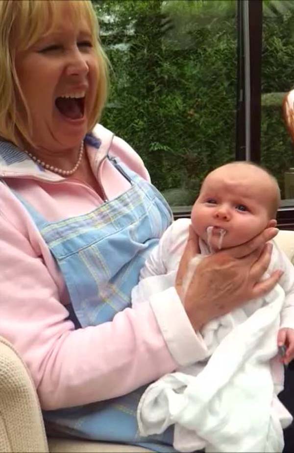 kocak gara-gara si bayi muntah sembarangan © 2016 brilio.net kocak gara-gara si bayi muntah sembarangan © 2016 brilio.net