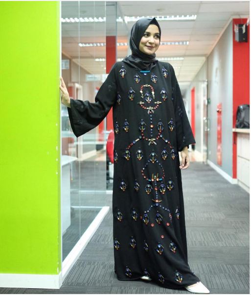 Pakai jilbab segiempat?  Kamu bisa tampil chic dengan 10 style ini