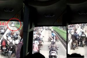 Motor-motor terjebak TransJakarta dan polisi, maju kena, mundur kena!