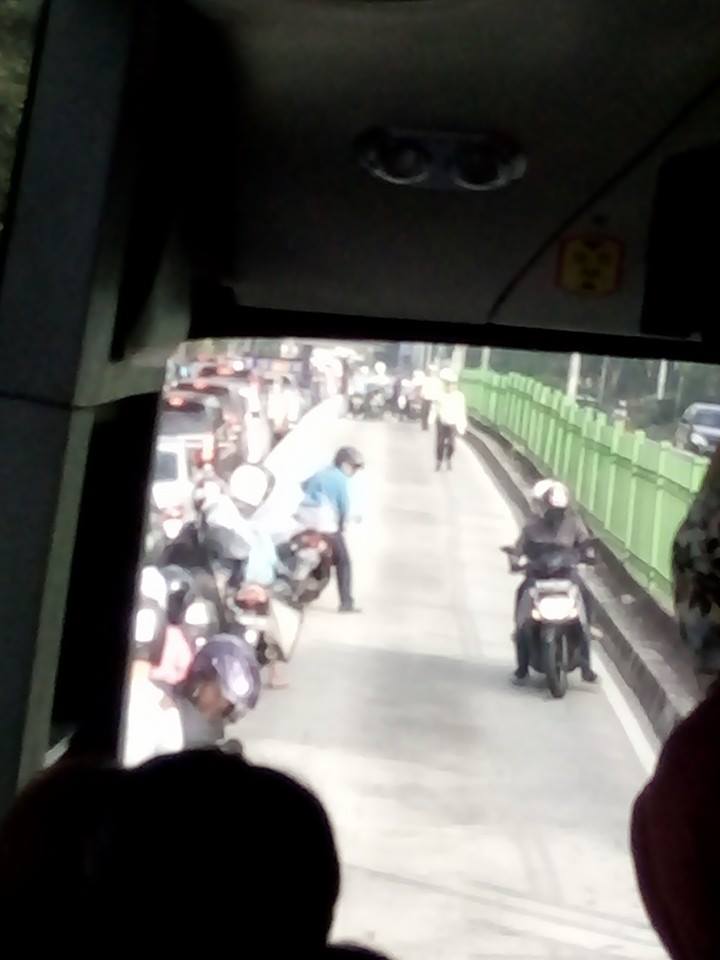 kejebak antara Busway dan Polisi © 2016 brilio.net