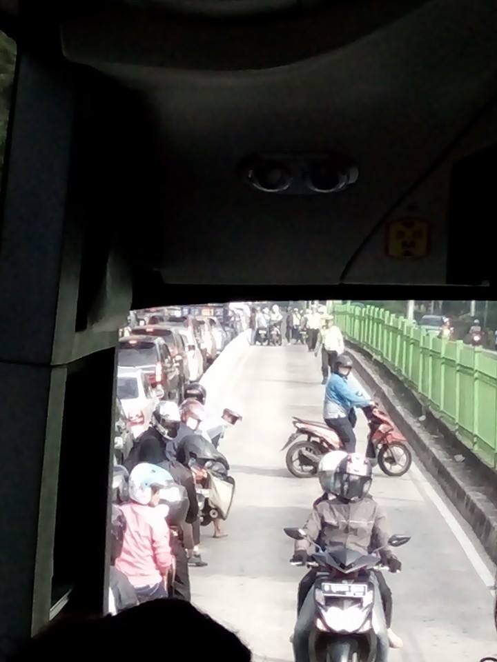 kejebak antara Busway dan Polisi © 2016 brilio.net