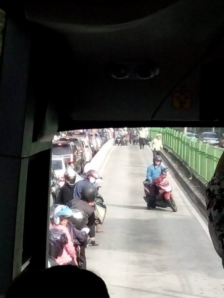 kejebak antara Busway dan Polisi © 2016 brilio.net