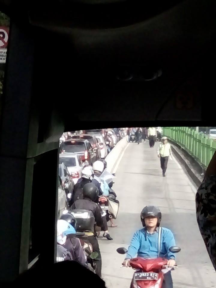 kejebak antara Busway dan Polisi © 2016 brilio.net