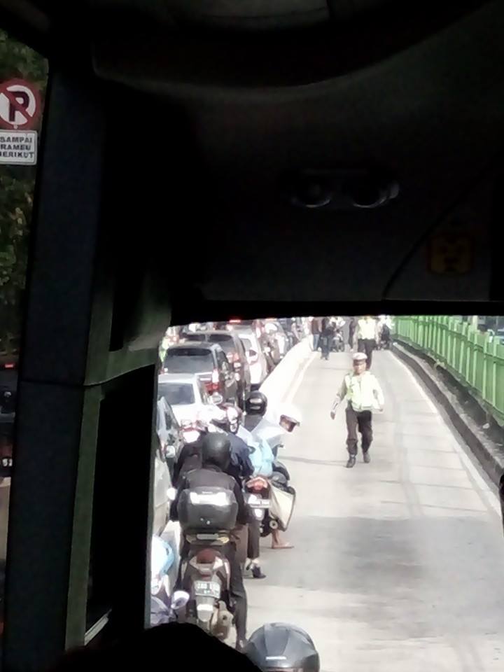 kejebak antara Busway dan Polisi © 2016 brilio.net