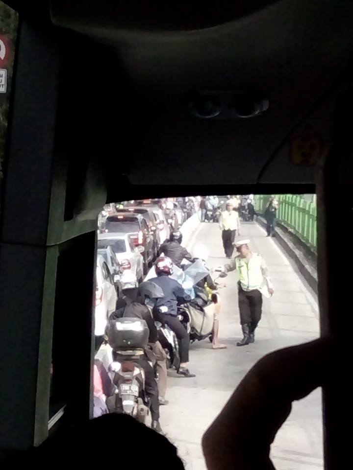 kejebak antara Busway dan Polisi © 2016 brilio.net