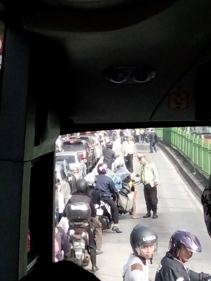 kejebak antara Busway dan Polisi © 2016 brilio.net