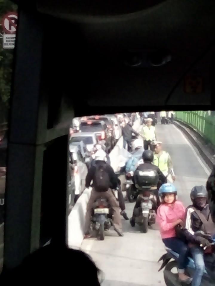 kejebak antara Busway dan Polisi © 2016 brilio.net